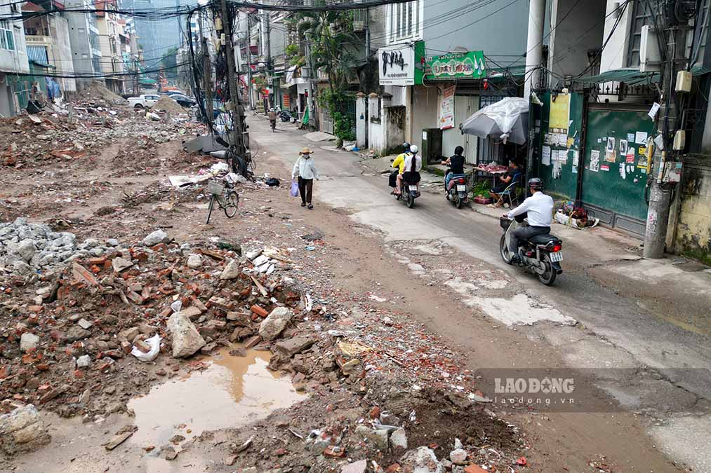 Tình trạng trên được cho là xuất phát từ nhu cầu đi lại thực tế của người dân trong thời gian các dự án chưa hoàn thành. Nhiều người mong các tuyến đường sớm được đưa vào khai thác để có lối đi chính thức, thay vì phải tìm cách vượt qua khu vực thi công.