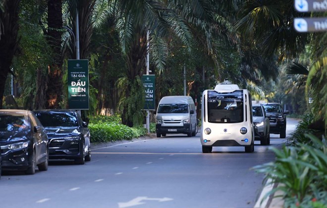 Cận cảnh xe buýt tự hành, robotaxi, robot dọn vệ sinh sắp được thử nghiệm ở Hà Nội