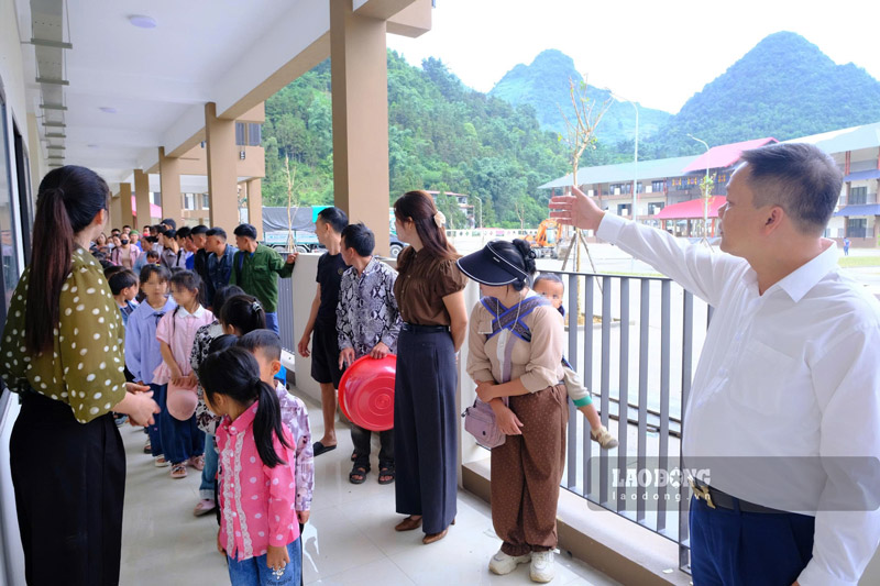 Giáo viên háo hức chuẩn bị đón học sinh trong ngôi trường nội trú mới. Ảnh: Đinh Đại