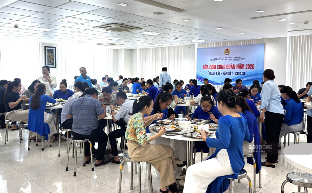 Toàn thể đoàn viên, người lao động công ty dùng Bữa cơm Công đoàn. Ảnh: Duy Tuấn