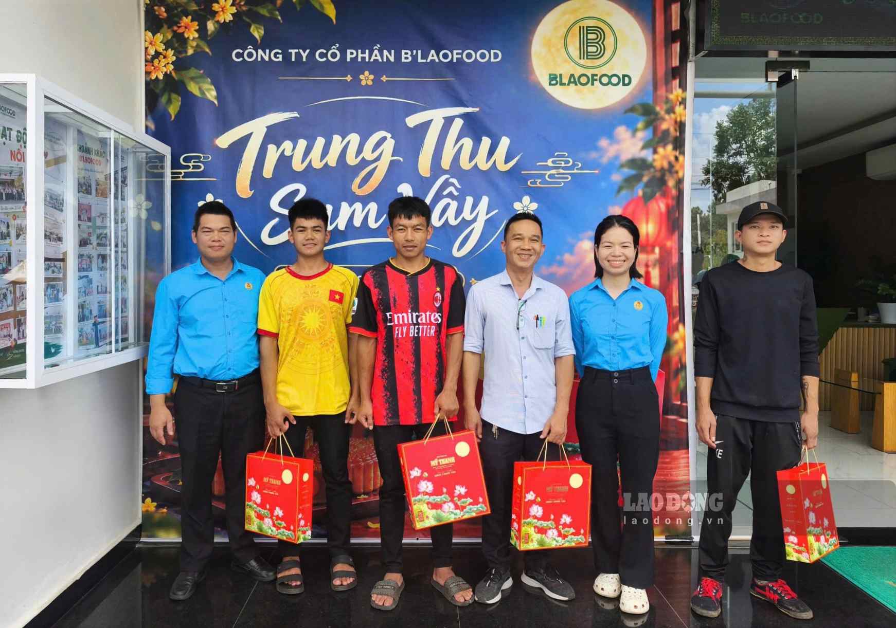 Công đoàn cơ sở Công ty Cổ phần B’Laofood trao bánh Trung thu cho 470 đoàn viên, người lao động. Ảnh: Phúc Khánh