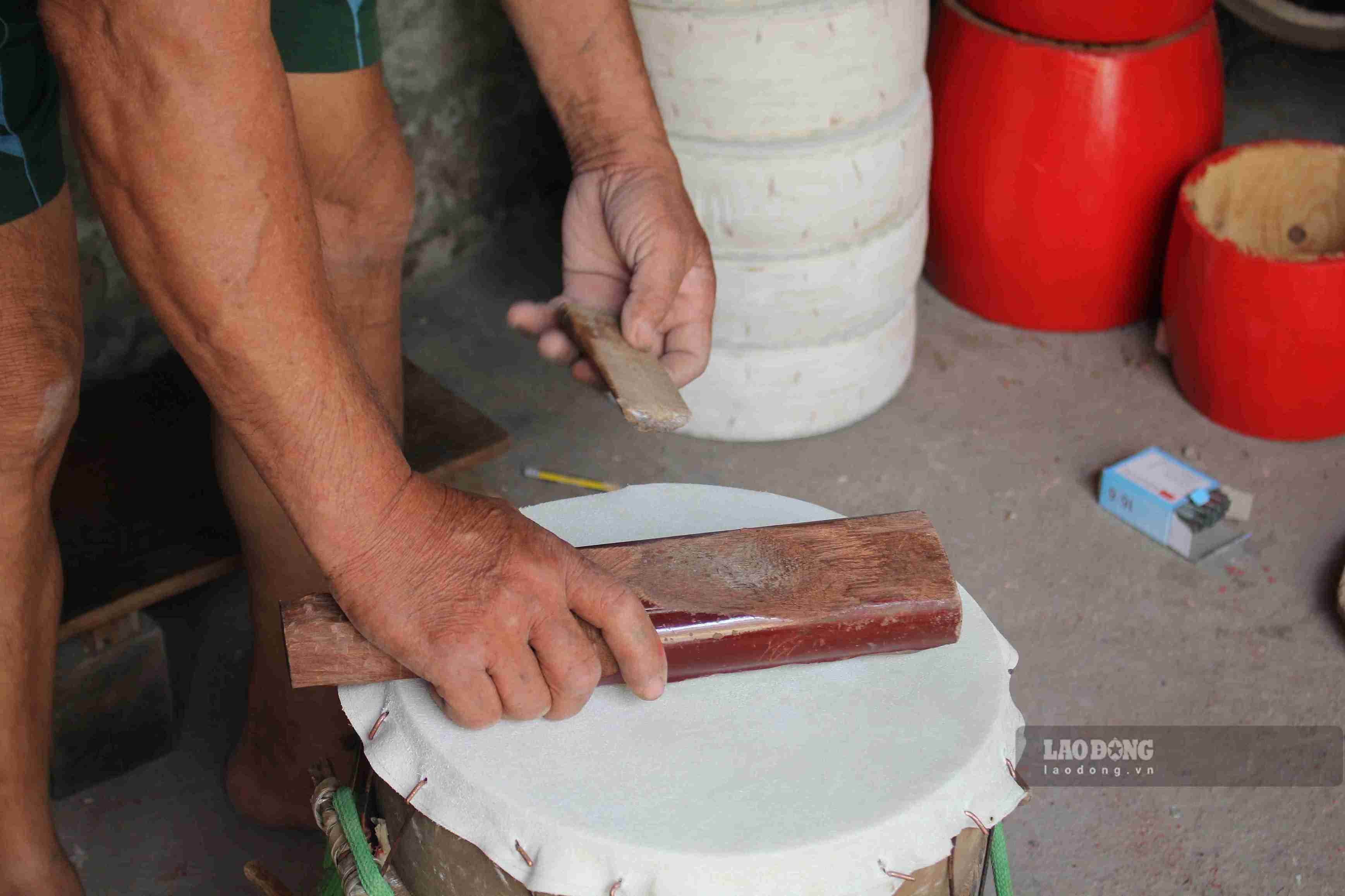Tiếng đục, tiếng gõ vang lên trong xưởng làm trống của gia đình ông Hởi.