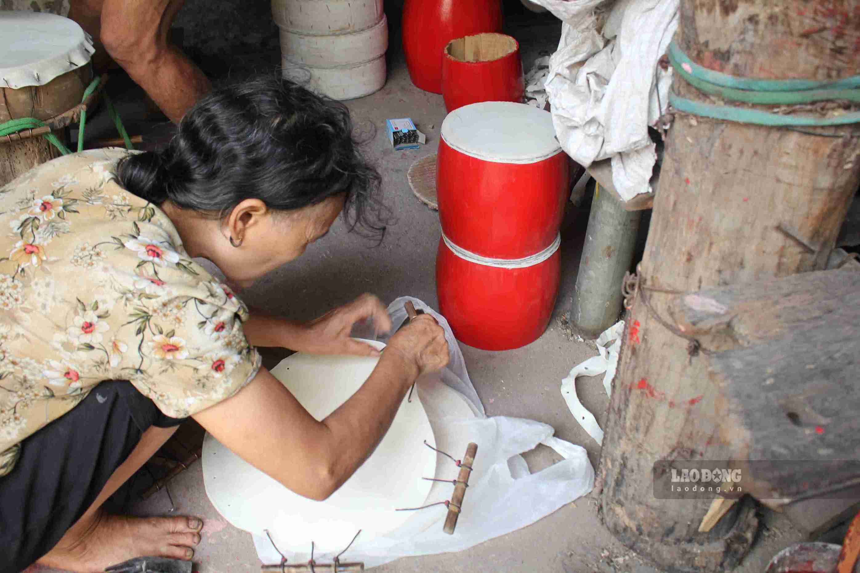 Những chiếc trống được làm thủ công tại cơ sở của gia đình ông Vũ Văn Hởi.
