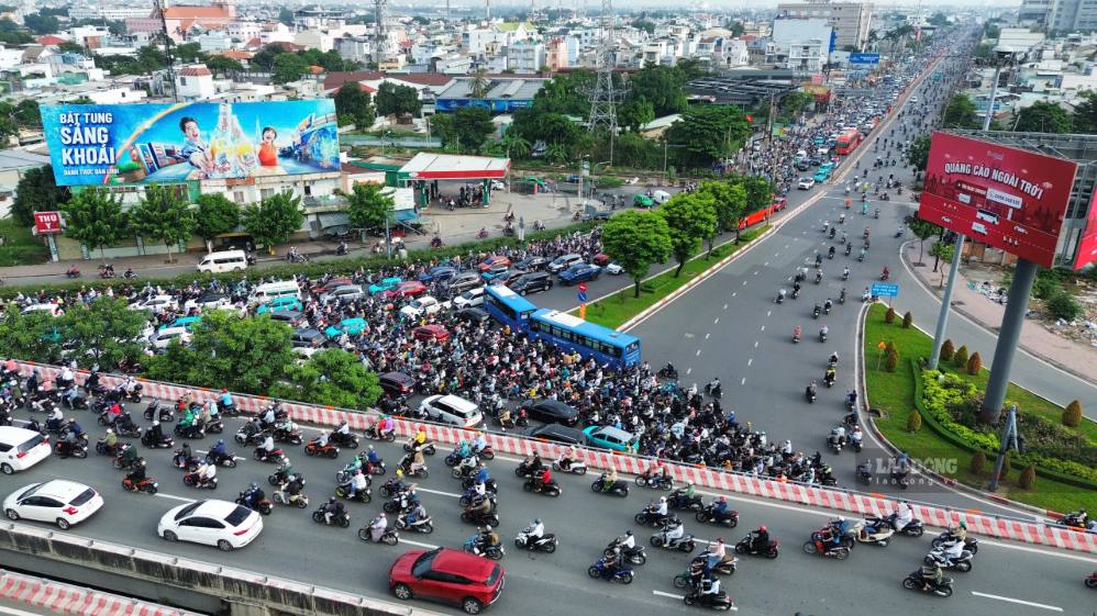 Metro Thủ Đầu Một - TPHCM sẽ đi dọc Quốc lộ 13 và qua nút giao Bình Lợi. Ảnh: Anh Tú (chụp năm 2026)