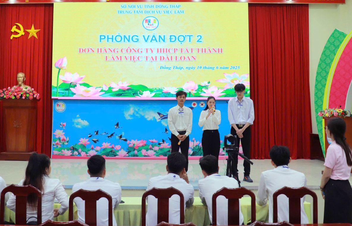 Người lao động tại buổi phỏng vấn đi làm việc Đài Loan (Trung Quốc) tại Trung tâm Dịch vụ việc làm Đồng Tháp vào ngày 10.6.2025. Ảnh: Trung tâm Dịch vụ Việc làm Đồng Tháp