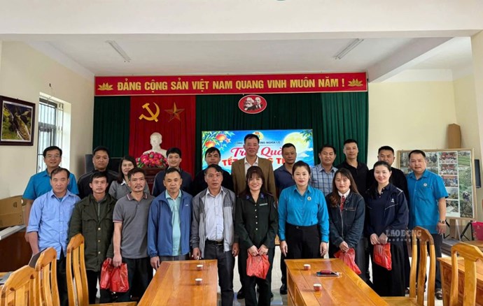 Công đoàn Nghĩa Lộ mang Trung thu ấm áp đến con đoàn viên