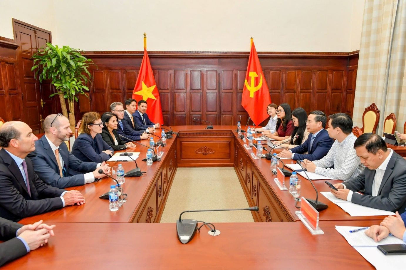 17.9-1thong-doc-pham-duc-an-tiep-tong-giam-doc-dieu-hanh-ftse-russell.jpg