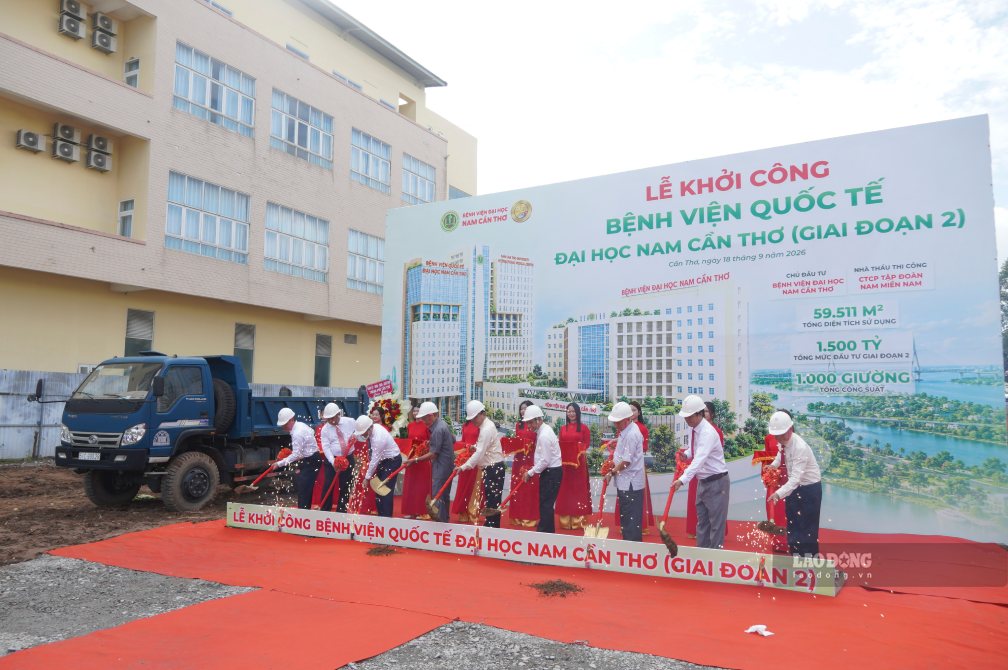 Các đại biểu thực hiện nghi thức khởi công. Ảnh: Tạ Quang (ảnh chụp ngày 18.9)