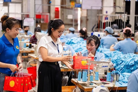 Người lao động và con em thuộc Công đoàn Dệt may Việt Nam được tặng quà Trung thu
