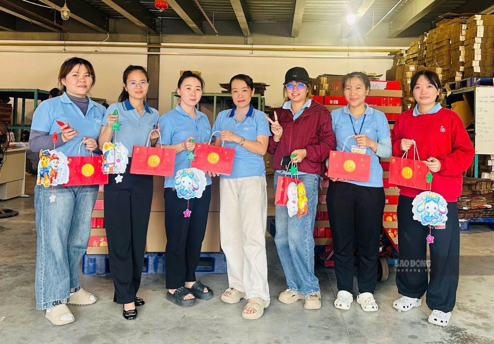 Công đoàn cơ sở tặng quà Trung thu cho đoàn viên. Ảnh: Phạm Duy, ngày 23.9.