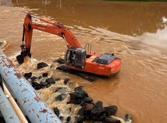 Huy động máy móc ngày đêm tháo dỡ đập ngăn mặn sông Cái Nha Trang