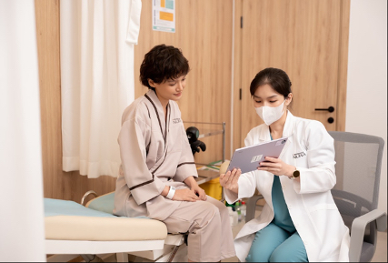 Khách hàng được bác sĩ hướng dẫn chi tiết trước khi nội soi cổ tử cung tại Nura. Ảnh: NURA
