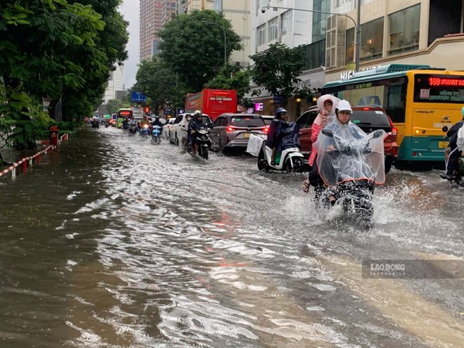 TPHCM và Nam Bộ: Sáng hửng nắng, chiều có mưa lớn trên 100 mm/giờ
