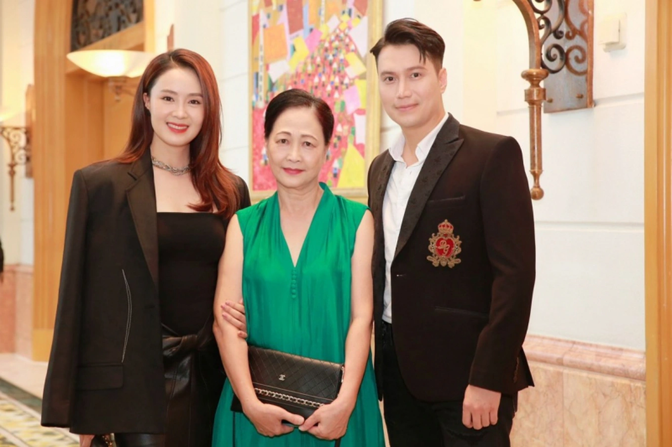 NSND Như Quỳnh cùng diễn viên Hồng Diễm, Việt Anh khi tham gia phim “Hành trình công lý“. Ảnh: Đoàn phim cung cấp.