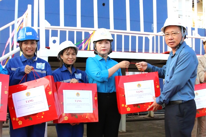 Ông Phạm Hoài Chung – Chủ tịch Hội đồng thành viên Tổng Công ty tặng quà cho CNLĐ Công ty đóng tàu Hạ Long. Ảnh: Thu Hà / Công đoàn Tổng Công ty Công nghiệp tàu thủy
