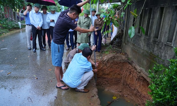Hố sụt lún có độ sâu đo được lên tới 17,6m vào ngày 25.9. Ảnh: UBND xã Hiếu Giang