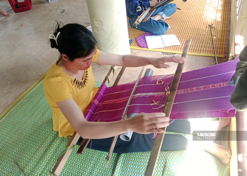 Đồng bào dân tộc thiểu số ở địa bàn mong muốn được học nghề dệt thổ cẩm, bảo tồn văn hóa truyền thống. Ảnh: Bảo Trung