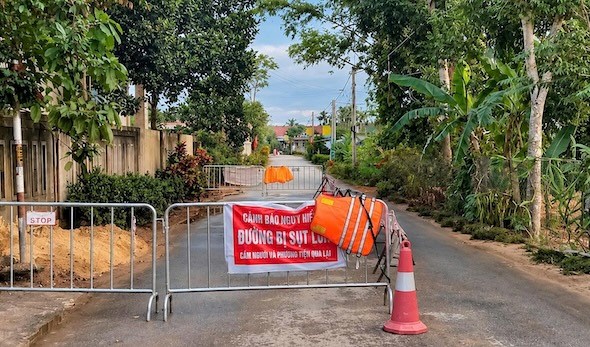 Sau 2 ngày lấp hố sụt, mở một phần đường cho người dân lưu thông