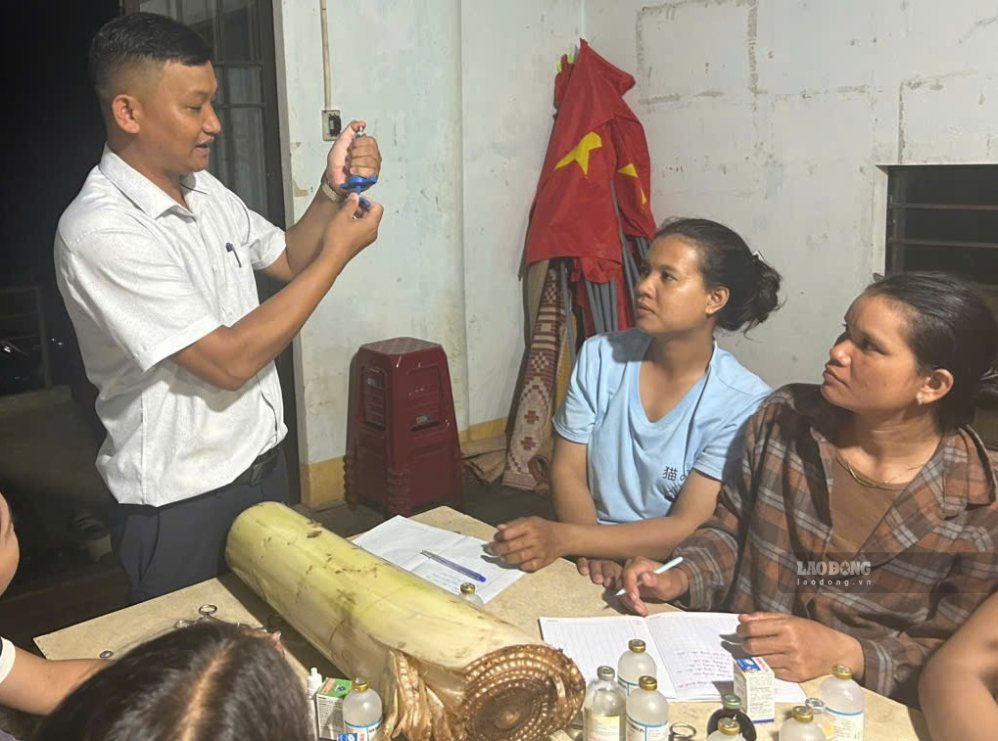 Người dân vùng sâu ở tỉnh Đắk Lắk chăm chú học nghề chăn nuôi. Ảnh: Bảo Trung