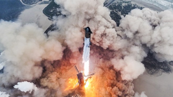 Tên lửa của SpaceX phát nổ sau khi hoàn tất chuyến bay quỹ đạo đầu tiên