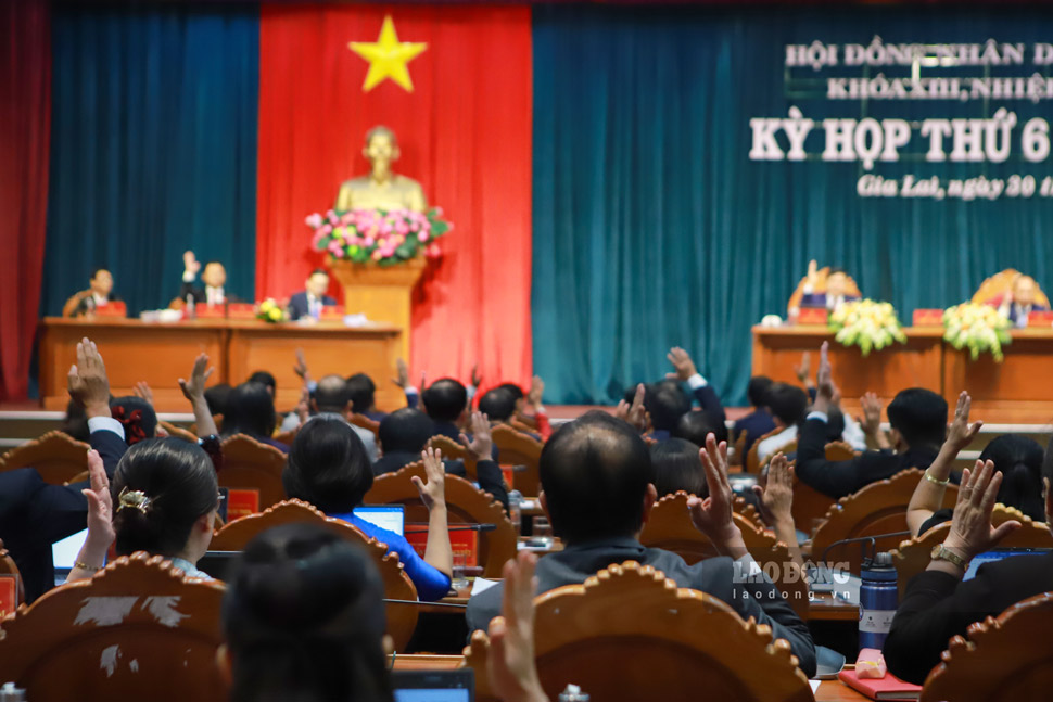 Các đại biểu biểu quyết thông qua nghị quyết tại kỳ họp (chụp ngày 30.9). Ảnh: Hoài Phương