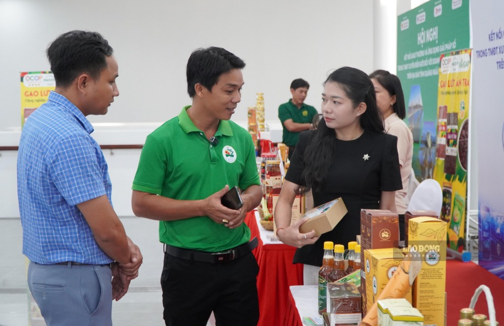 Các doanh nghiệp có sản phẩm OCOP... tham gia trưng bày, giới thiệu sản phẩm và tổ chức bán hàng trực tuyến. Ảnh: Viên Nguyễn