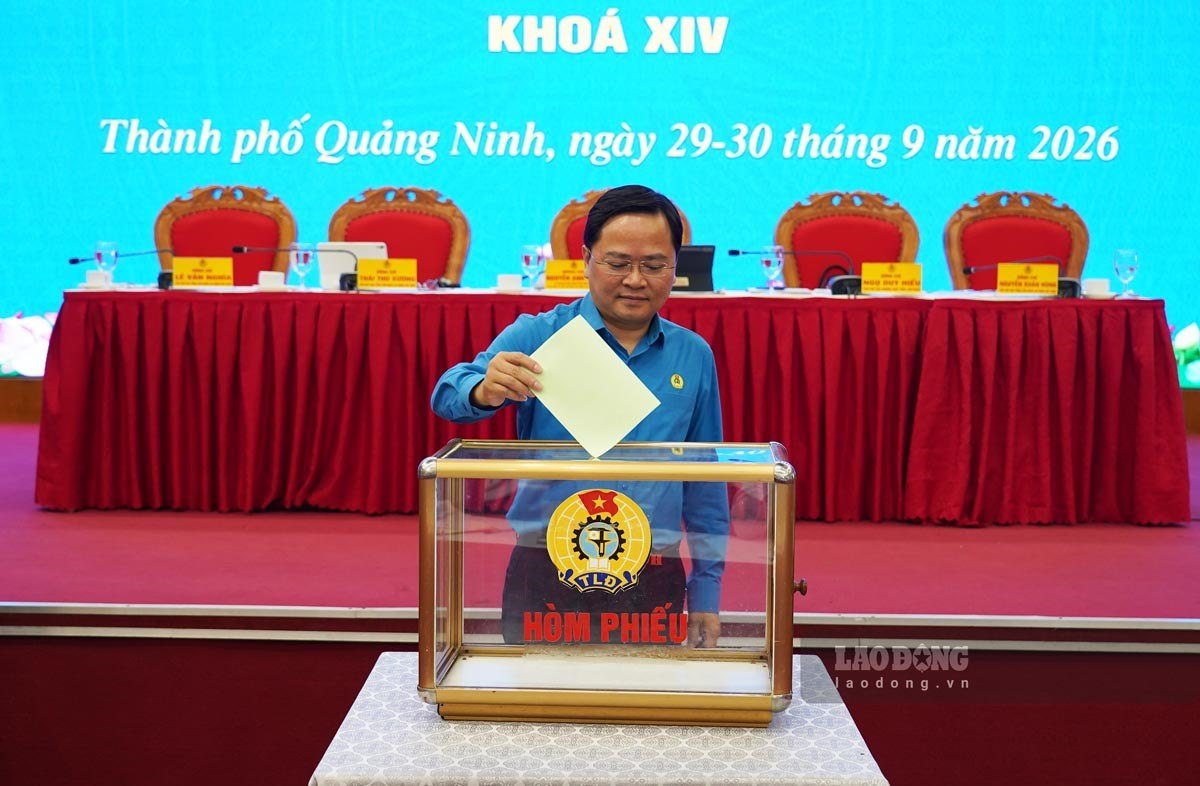 Ủy viên Trung ương Đảng, Phó Chủ tịch Ủy ban Trung ương MTTQ Việt Nam, Chủ tịch Tổng LĐLĐ Việt Nam Nguyễn Anh Tuấn bỏ phiếu bầu bổ sung các ủy viên BCH và Ban Thường vụ Tổng LĐLĐ Việt Nam. Ảnh: Đoàn Hưng