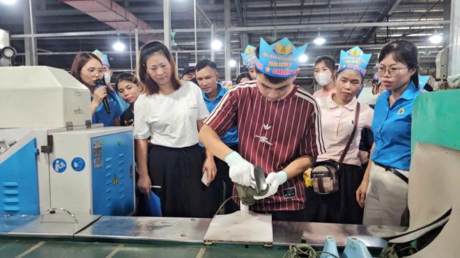 Công ty Giầy Akalia Việt Nam tổ chức thi tay nghề, chăm lo công nhân khó khăn
