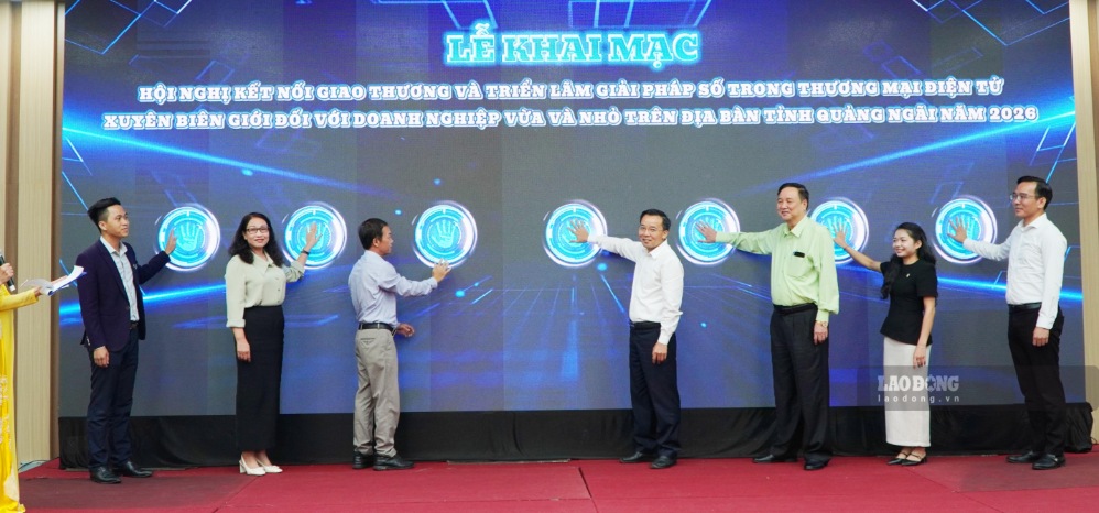 Các đại biểu thực hiện nghi thức bấm nút khai mạc các gian hàng trưng bày triển lãm. Ảnh: Viên Nguyễn
