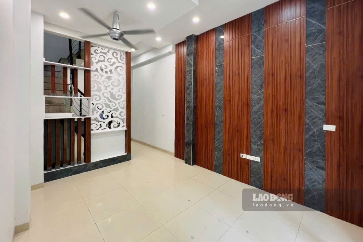 Những căn nhà trong ngõ có diện tích chỉ khoảng 30-45m2 được bày trí hiện đại để thu hút người mua. Ảnh: Bảo Anh (chụp ngày 30.9.2026).