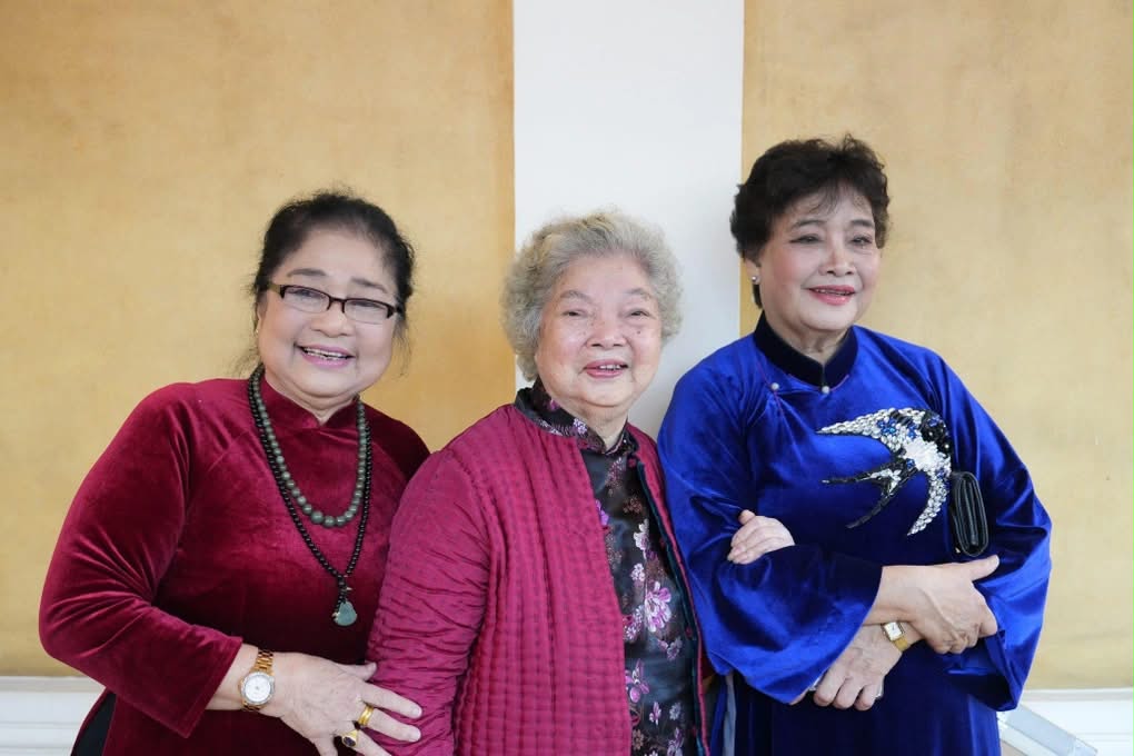 NSƯT Kim Xuyến, NSƯT Lê Mai, NSND Thanh Tú (từ trái qua) hội ngộ trong Lễ trao tặng danh hiệu NSƯT, NSND lần thứ 10 tại Nhà hát Lớn vào tháng 3.2024. Ảnh: Quang Tấn.