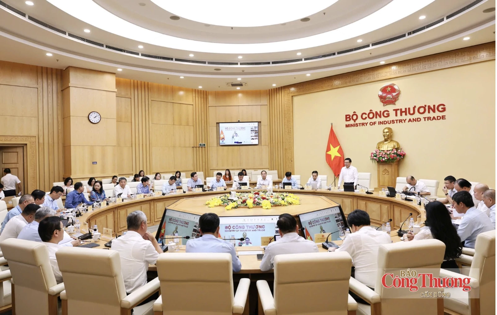 Thương mại duy trì đà tăng, tập trung kiểm soát nhập siêu trong 3 tháng cuối năm Thương mại duy trì đà tăng, tập trung kiểm soát nhập siêu trong 3 tháng cuối năm