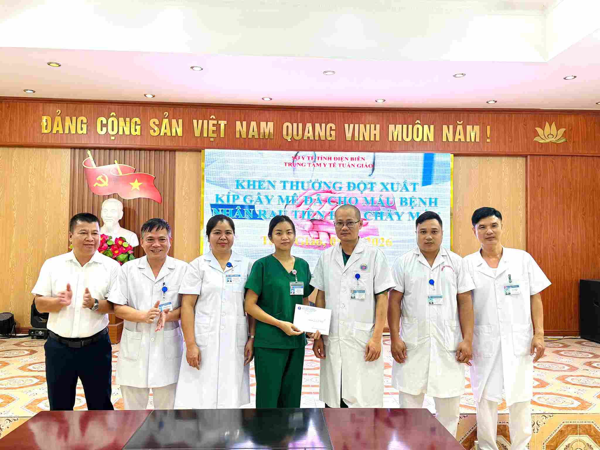 Kíp bác sĩ nhận khen thưởng đột xuất từ lãnh đạo Trung tâm Y tế Tuần Giáo. Ảnh: Sở Y tế