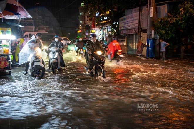 Dự báo TPHCM mưa to hôm nay, nguy cơ ngập vào giờ tan tầm