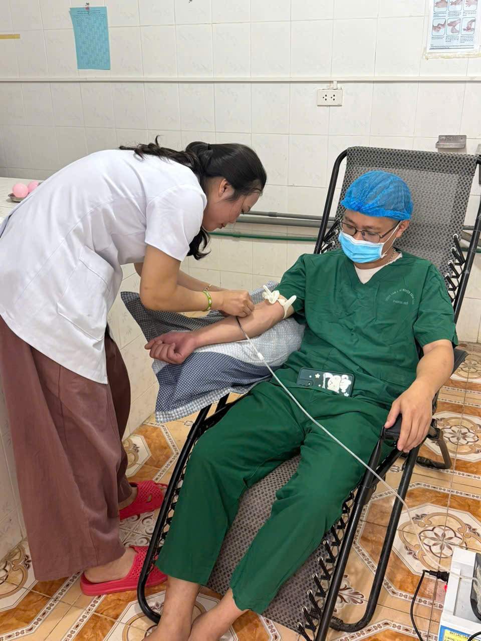 3 bác sĩ, điều dưỡng, dược sĩ đã hiến máu góp phần cứu sống thai phụ nhỏ tuổi. Ảnh: Sở Y tế