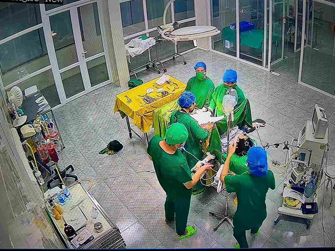 Khen thưởng kíp mổ giành lại sự sống cho thai phụ 15 tuổi trong đêm