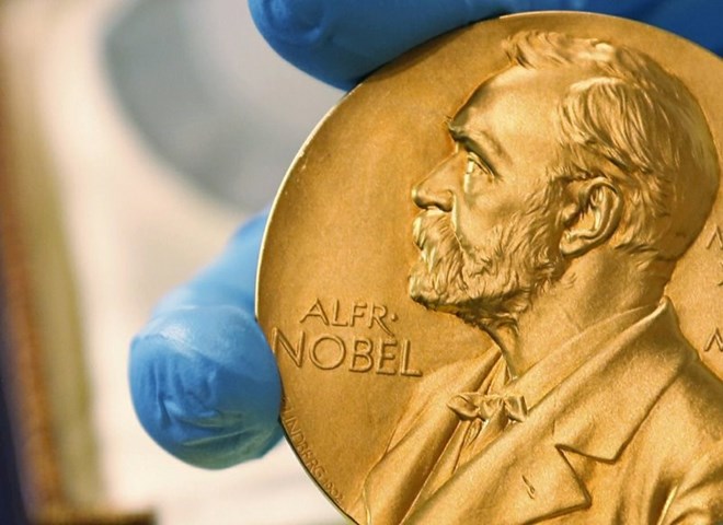 Siêu vật liệu hiện thực hóa ý tưởng “áo choàng tàng hình” gây chú ý tại Nobel Vật lý 2026