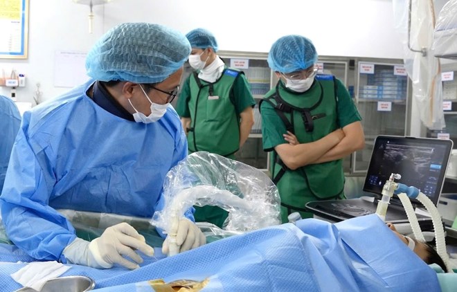 Bít ống động mạch qua da cho bệnh nhi 5 tuổi mắc dị tật tim bẩm sinh