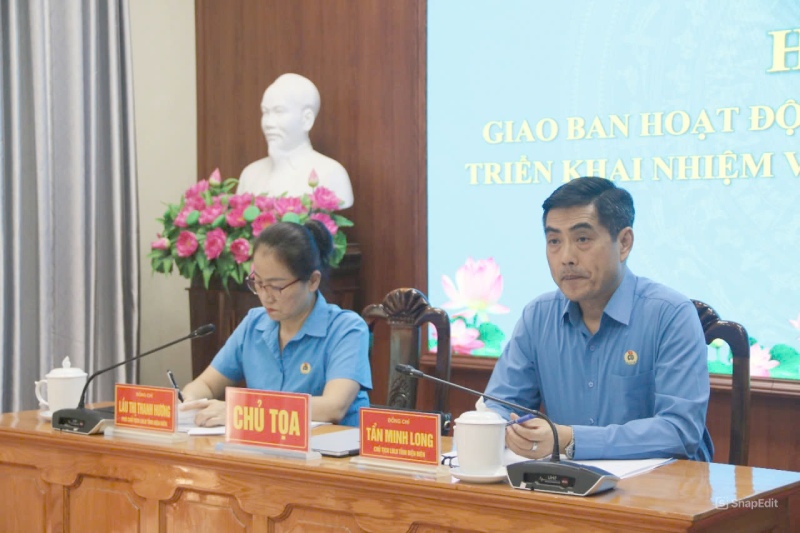 Ông Tẩn Minh Long - Chủ tịch LĐLĐ tỉnh Điện Biên chủ trì buổi làm việc. Ảnh: LĐLĐ Điện Biên