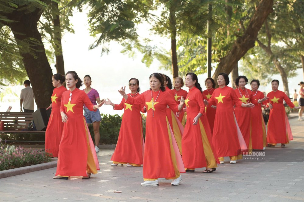 Người dân tập luyện văn nghệ tại khu vực vườn hoa Lý Thái Tổ, chuẩn bị cho các hoạt động kỷ niệm ngày lễ. Ảnh: Kim Thủy