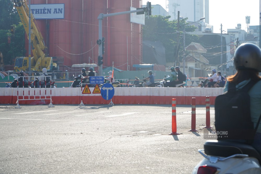 Rào chắn thi công cùng hệ thống biển báo phân luồng được bố trí tại các tuyến đường dẫn vào ngã tư Bảy Hiền. Ảnh: Ngọc Ánh (chụp sáng 12.10)