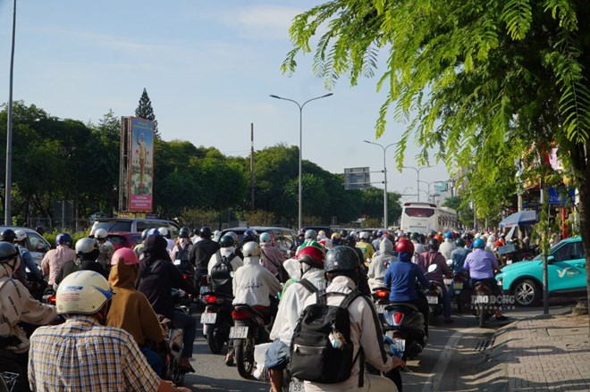 Đường Lý Thường Kiệt ùn ứ sáng đầu tuần sau phân luồng tại ngã tư Bảy Hiền ở TPHCM