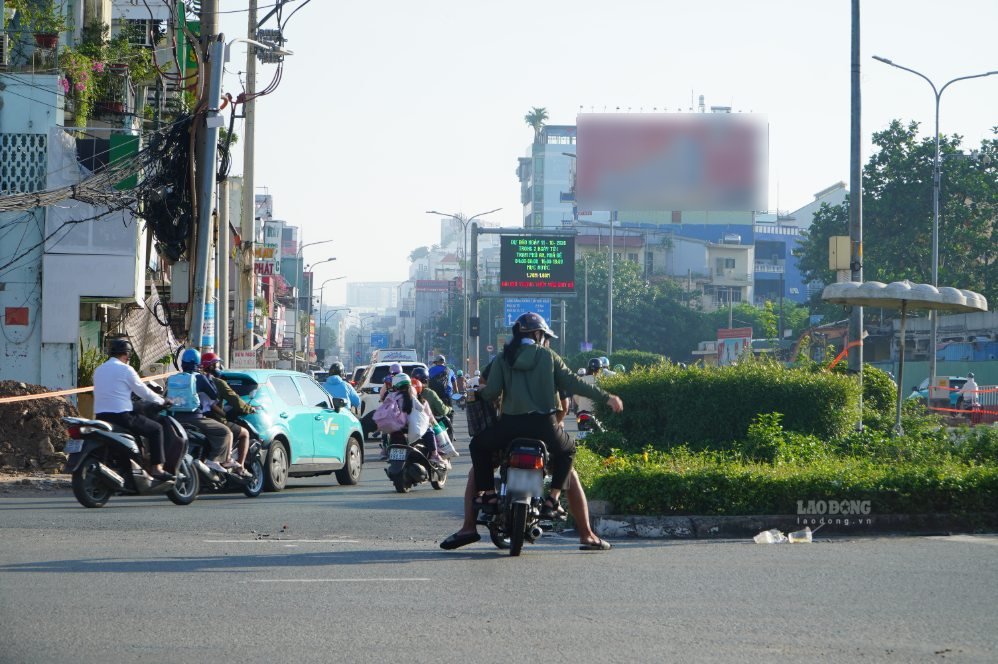 Sau 2 ngày áp dụng phương án phân luồng mới, nhiều người dân vẫn còn lúng túng khi di chuyển qua ngã tư Bảy Hiền. Ảnh: Ngọc Ánh (chụp sáng 12.10)
