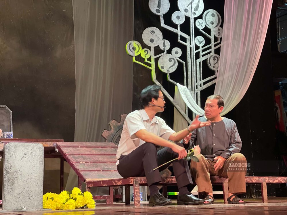 NSƯT Quang Thắng và Tiến Lộc trong vở diễn “Tôi và chúng ta” của Nhà hát kịch Hà Nội. Ảnh: Vy Lam