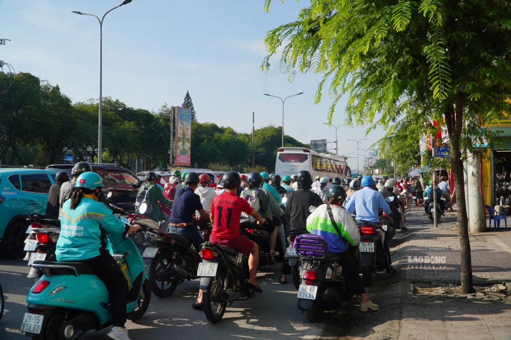 Dòng phương tiện nối đuôi nhau trên đường Lý Thường Kiệt, di chuyển chậm trong giờ cao điểm sáng 12.10. Ảnh: Ngọc Ánh