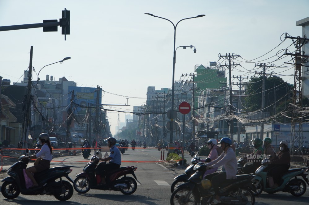 Ở chiều ngược lại, hướng từ đường Cách Mạng Tháng Tám đến ngã tư Bảy Hiền ghi nhận lượng phương tiện lưu thông khá thưa thớt. Ảnh: Ngọc Ánh (chụp sáng 12.10)