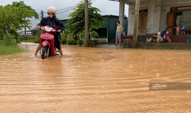 Người dân gần cao tốc Vạn Ninh - Cam Lộ khổ sở vì ngập nước