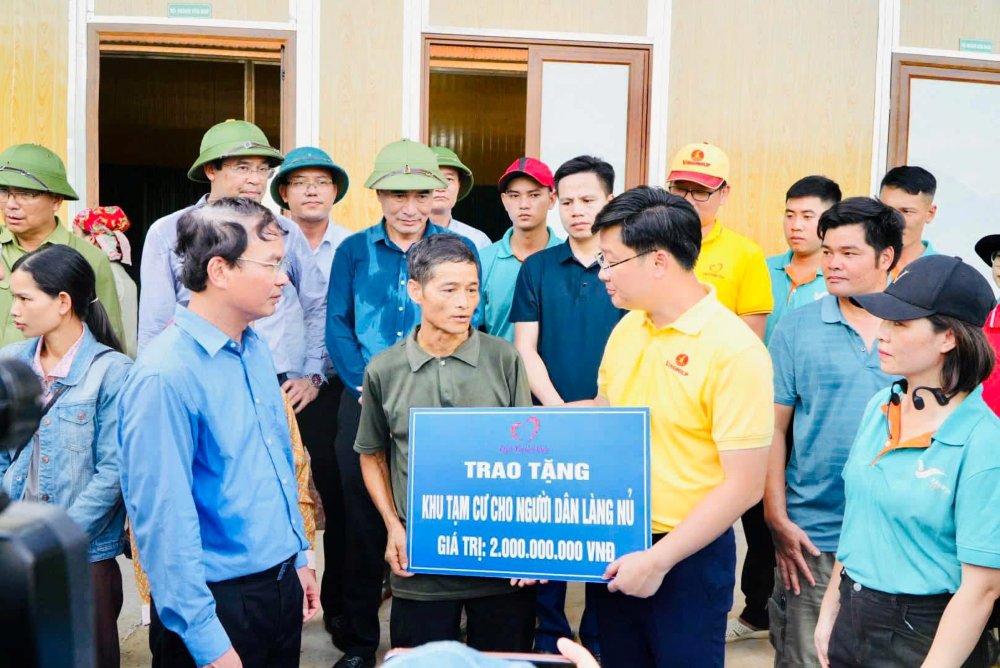 Đại diện Quỹ Thiện Tâm thăm hỏi, động viên và trao biển tượng trưng khu nhà tạm cho người dân bị mất nhà vì lũ quét ở làng Nủ. Ảnh: Vingroup