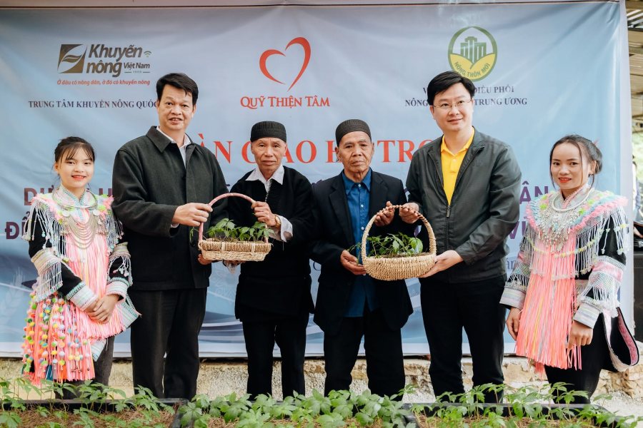 Tặng cây giống cho bà con nghèo. Ảnh: Vingroup
