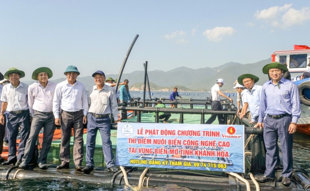 Chương trình lắp đặt lồng HDPE hỗ trợ ngư dân tại Khánh Hòa triển khai nuôi biển xa bờ. Ảnh: Vingroup